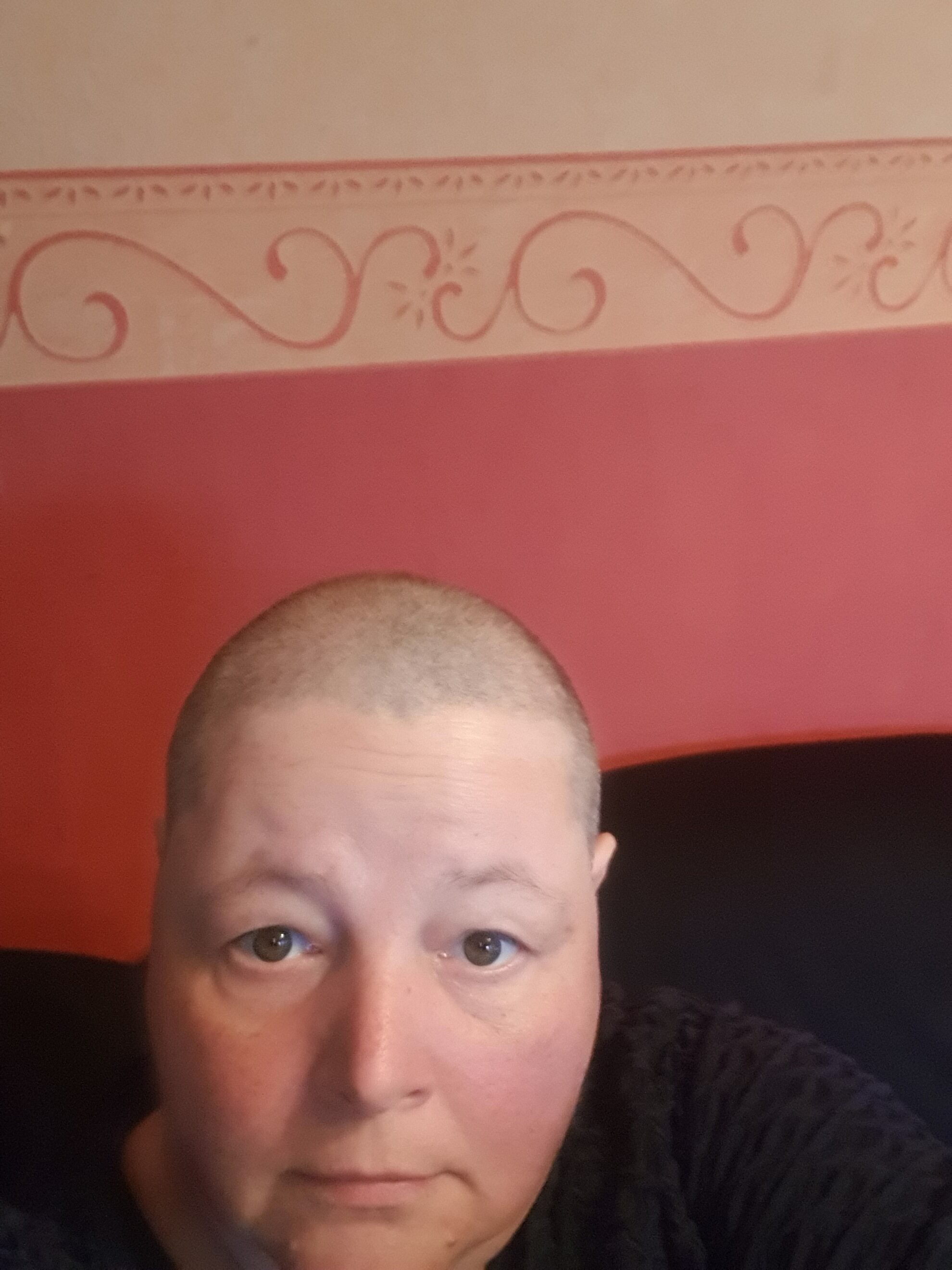 Trotz Brustkrebs, entschied sich Monika T. mutig für eine Kurzhaarfrisur.