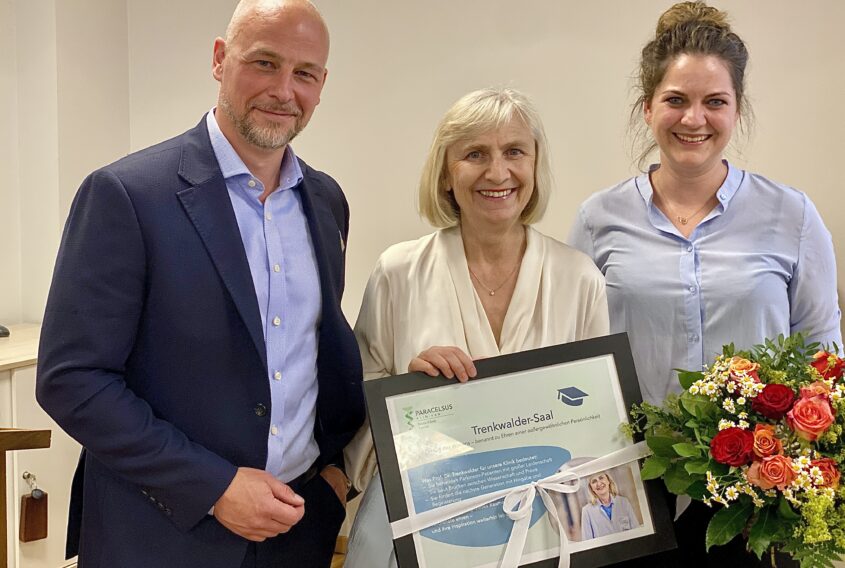 Phillip Fröschle und Jana Köhler überreichen Urkunde zum Trenkwalder-Saal